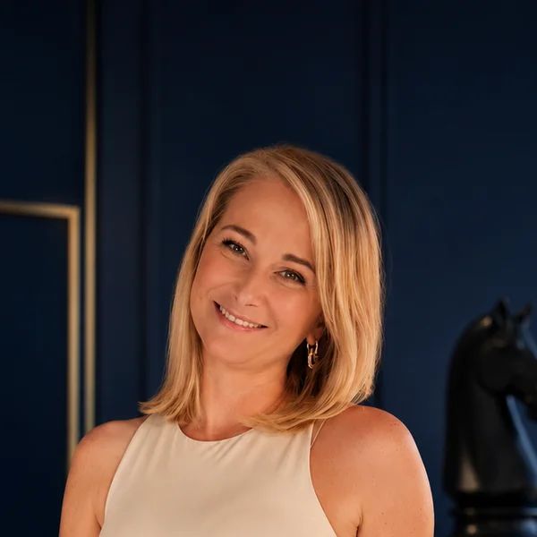 Lejla, Mitgründerin von Digital Gambit, lächelnd im Portrait