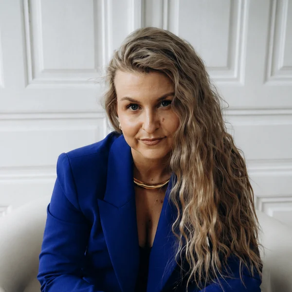 Bianca, Mitgründerin von Digital Gambit, lächelnd im Portrait